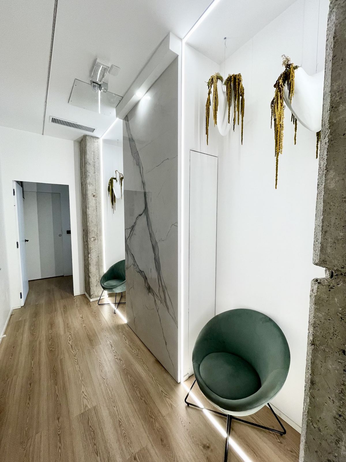 L'ingresso dello studio con la poltrona verde